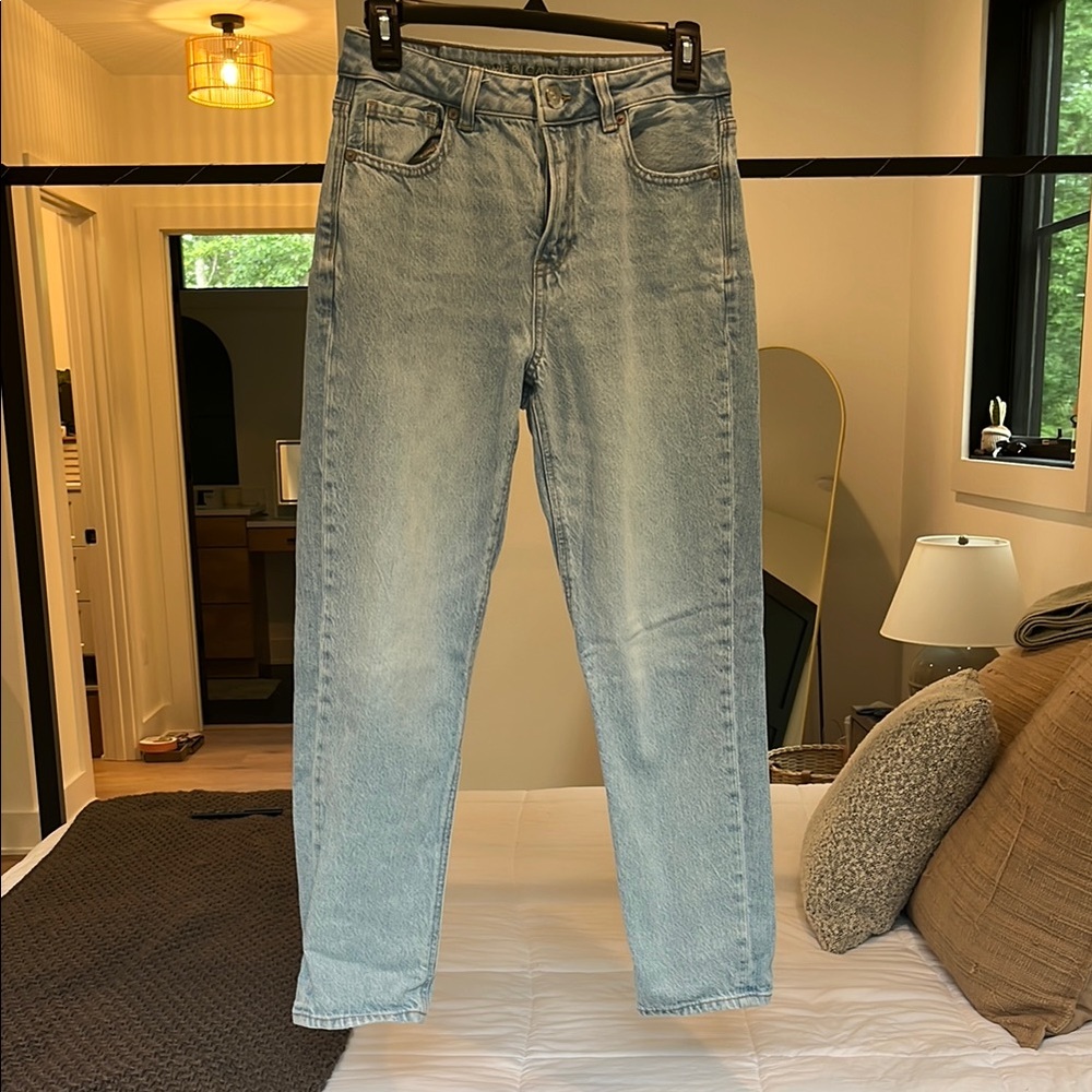 American Eagle Women’s Strigid Light Blue Mom Jeans